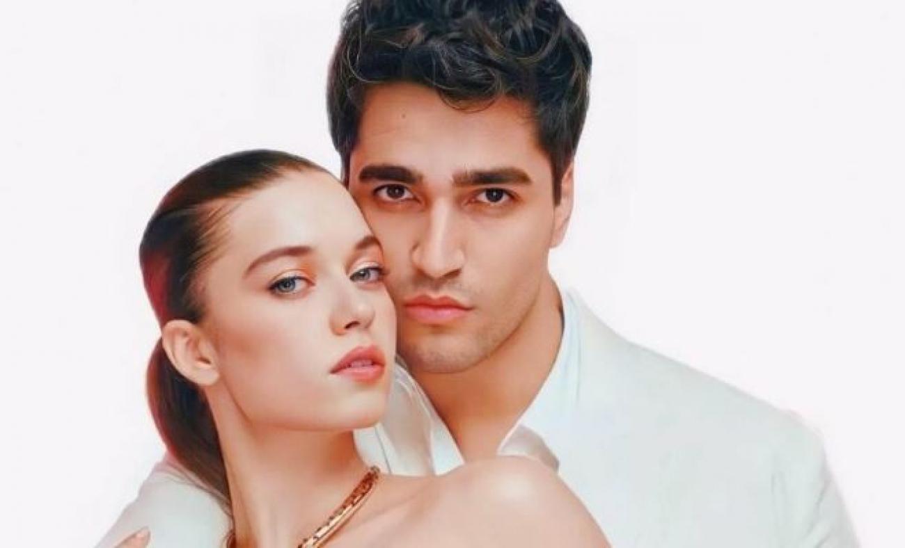 Afra Saraçoğlu ve Mert Ramazan Demir birlikte tiyatroya gitti! Yalı Çapkını'nın yıldızları...
