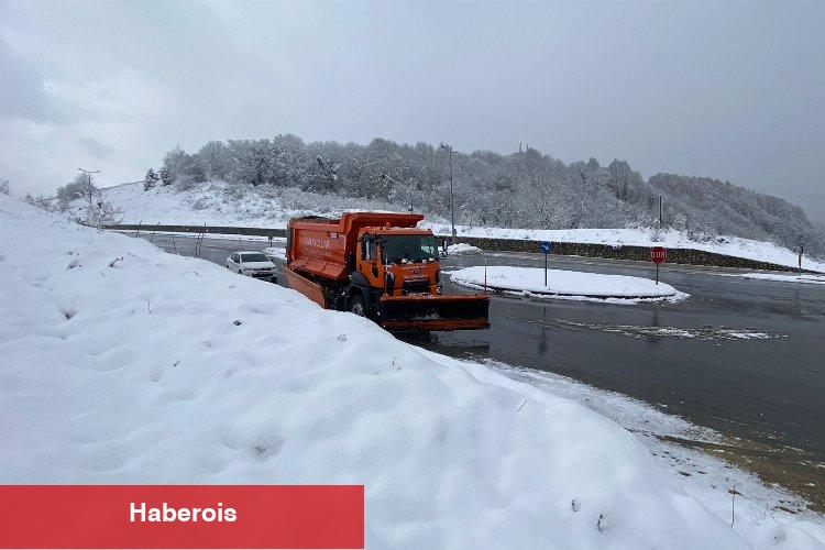 Düzce-Zonguldak yolunda ağır kar yağışı