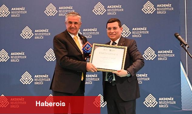 Başkan Topaloğlu'nun eğitim projesine birincilik ödülü - Haberois Başkan Topaloğlu'nun eğitim projesine birincilik ödülü
