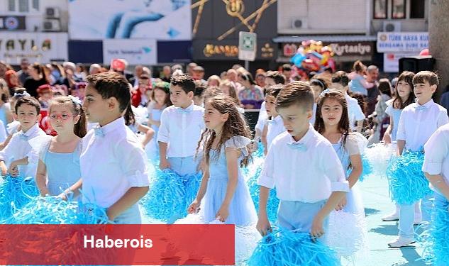 Bergama 23 Nisan'ı coşku ile kutladı - Haberois Bergama 23 Nisan'ı coşku ile kutladı