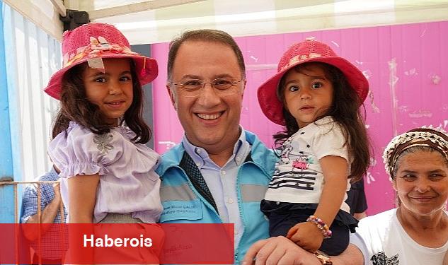 Beylikdüzü Belediye Başkanı Mehmet Murat Çalık, 23 Nisan Ulusal Egemenlik ve Çocuk Bayramı'nda afet bölgesindeki çocuklarla kutladı - Haberois Beylikdüzü Belediye Başkanı Mehmet Murat Çalık, 23 Nisan Ulusal Egemenlik ve Çocuk Bayramı'nda afet bölgesindeki çocuklarla kutladı