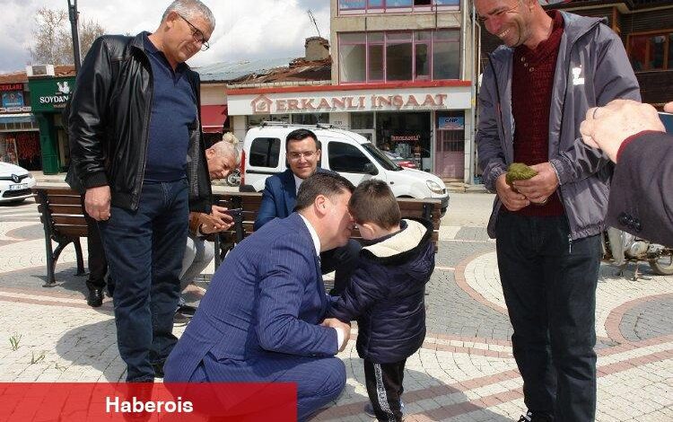 CHP’li Tüzün Pazaryeri'nde vatandaşla bayramlaştı - Haberois CHP’li Tüzün Pazaryeri'nde vatandaşla bayramlaştı