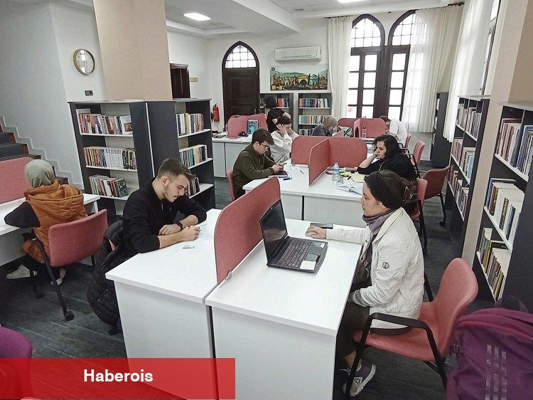 Deniz görünümü eşliğinde ders çalışma imkanı