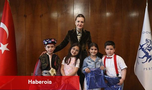 DEÜ'nün Başarılı Miniklerinden Rektör Hotar'a Ziyaret - Haberois DEÜ'nün Başarılı Miniklerinden Rektör Hotar'a Ziyaret