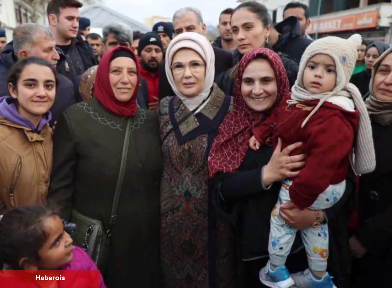 Emine Erdoğan: Malatya'da sarsıntıdan etkilenen kardeşlerimizle bir ortaya geldik
