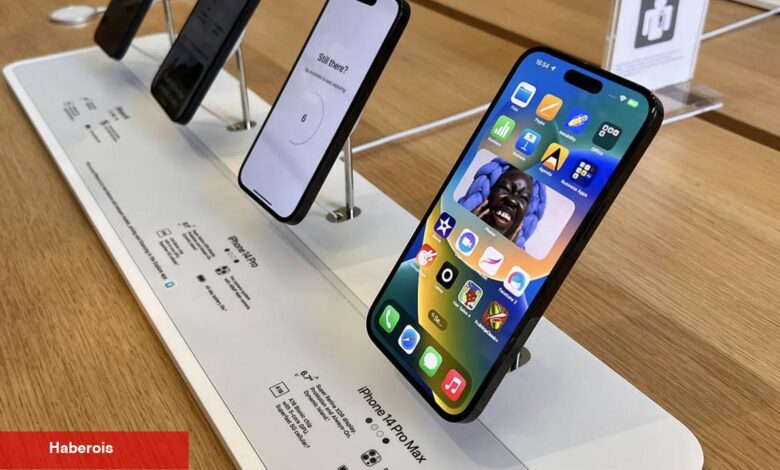 Gençler çorap değiştirir üzere iPhone değiştiriyor: Çıkart telefonunu diyen dayılar haklı mı? - Haberois Gençler çorap değiştirir üzere iPhone değiştiriyor: Çıkart telefonunu diyen dayılar haklı mı?