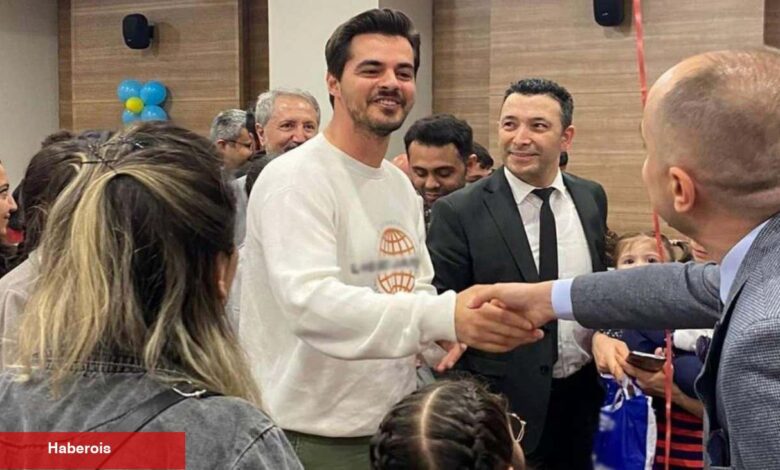 Gönül Dağı'nın yıldızı Berk Atan'dan depremzede çocuklara ziyaret! - Haberois Gönül Dağı'nın yıldızı Berk Atan'dan depremzede çocuklara ziyaret!