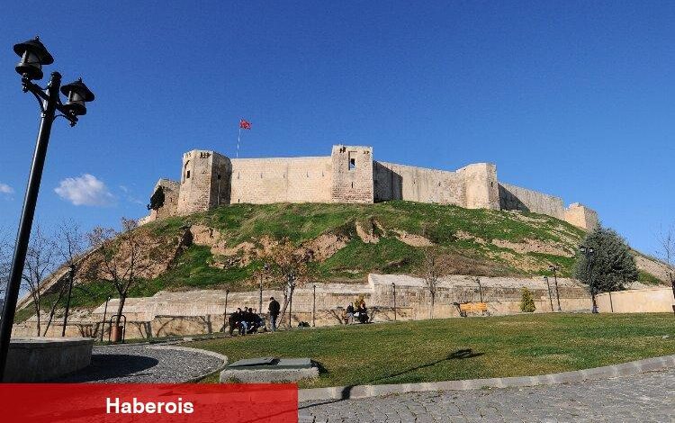 Hasar gören tarihi Gaziantep Kalesi'nde restorasyon başlıyor - Haberois Hasar gören tarihi Gaziantep Kalesi'nde restorasyon başlıyor