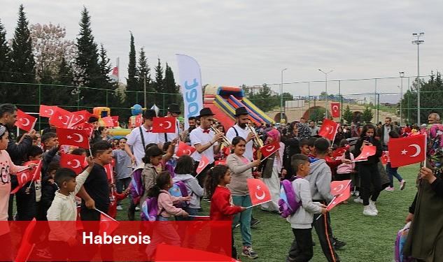 Koç Topluluğu Şirketleri ve Gönüllülerinden 23 Nisan Ulusal Egemenlik ve Çocuk Bayramı'nda Deprem Bölgesindeki Çocuklara Destek - Haberois Koç Topluluğu Şirketleri ve Gönüllülerinden 23 Nisan Ulusal Egemenlik ve Çocuk Bayramı'nda Deprem Bölgesindeki Çocuklara Destek