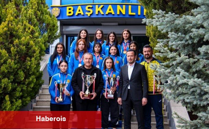 MKE Ankaragücü idaresi bayan güreşçileri kabul etti - Haberois MKE Ankaragücü idaresi bayan güreşçileri kabul etti