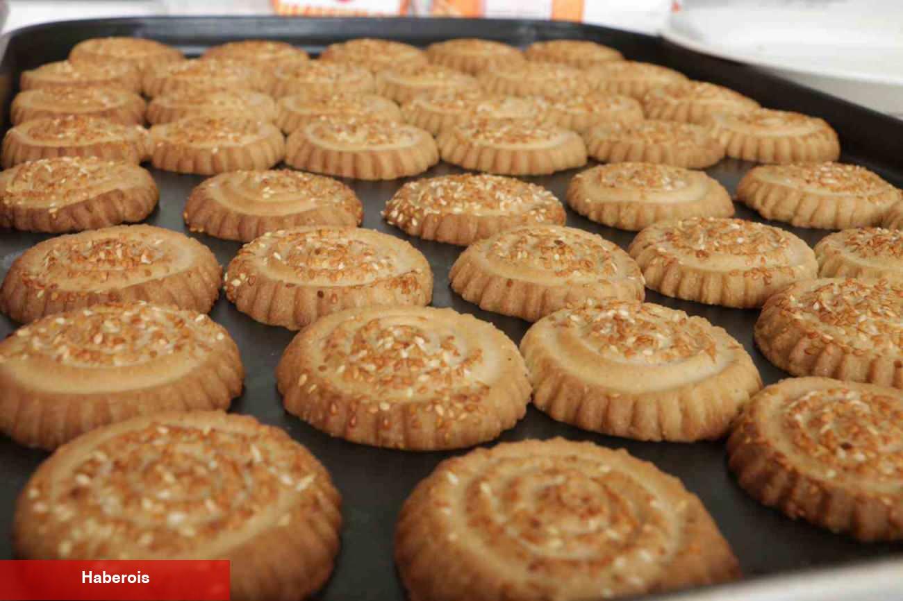 Osmaniye'nin meşhur bayram lezzeti kömbe depremzedeler için pişiyor!