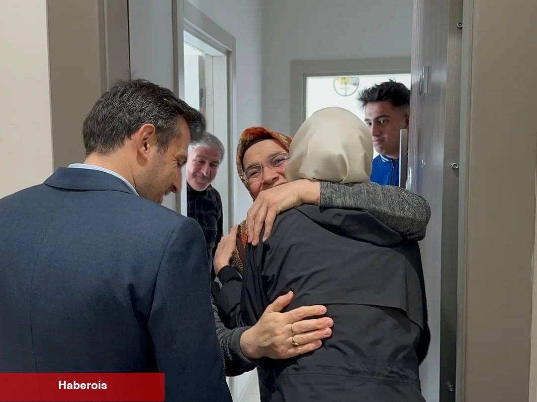Selçuk Bayraktar ile eşi Sümeyye Erdoğan depremzede ziyaretinde bulundu