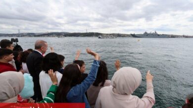 TCG Anadolu Erdoğan’ı selamladı