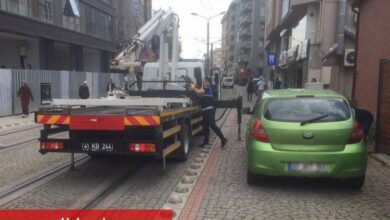 Tramvay yoluna park edilen araçlar çekiliyor
