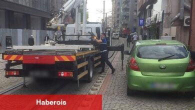 Tramvay yoluna park edilen araçlar çekiliyor