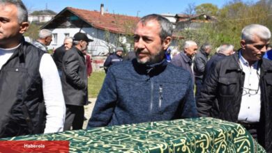 Ünlü oyuncu Şehsuvar Aktaş'ın babası ve üvey annesi son seyahatine uğurlandı!