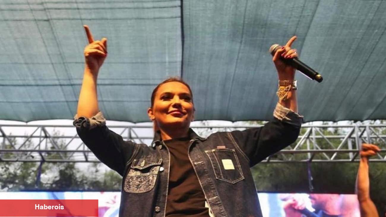 AK Parti'nin İzmir mitinginde Demet Akalın'dan sürpriz konser!