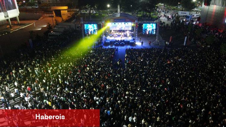 Bursa Yıldırım'da gençler Yalçıntaş konseriyle coştu