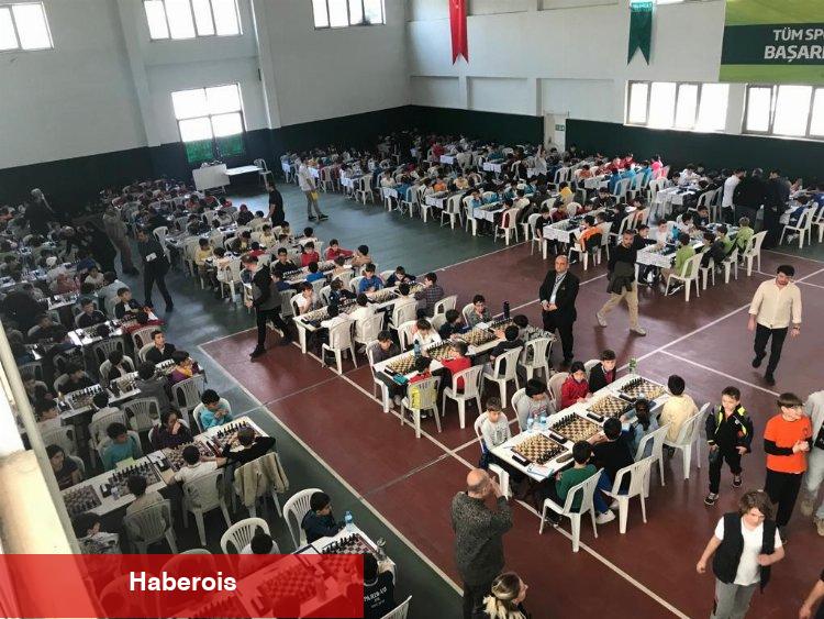 Bursa'da minik satranç tutkunları kupalandı
