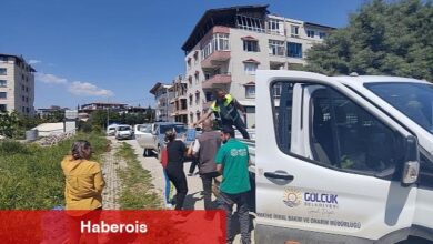 Gölcük Belediyesi ekipleri, deprem bölgesi Hatay'da mahalle mahalle gezerek erzak ve su dağıtımlarına aralıksız sürdürüyor