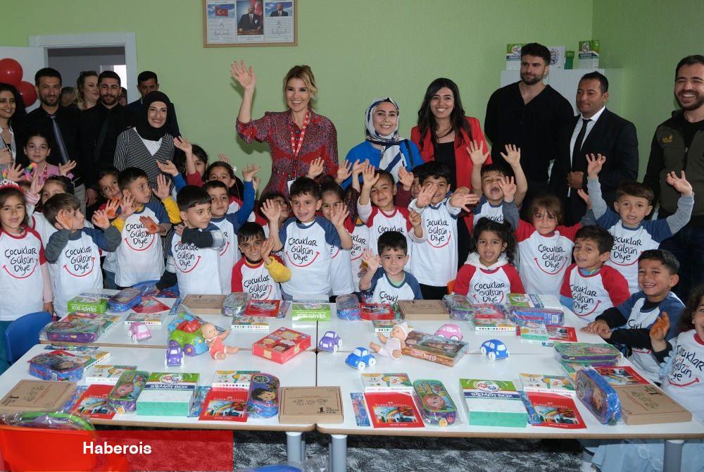 Gülben Ergen'den onurlandıran hareket! Sarsıntı bölgesinde 43. anaokulunu açtı