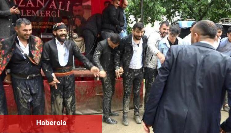 Hakkari'deki düğünde köylüler sağanak ve çamuru aldırmadan halay çekti!