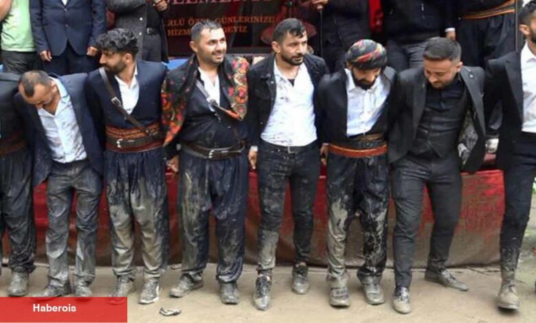 Hakkari'deki düğünde köylüler sağanak ve çamuru aldırmadan halay çekti! - Haberois Hakkari'deki düğünde köylüler sağanak ve çamuru aldırmadan halay çekti!
