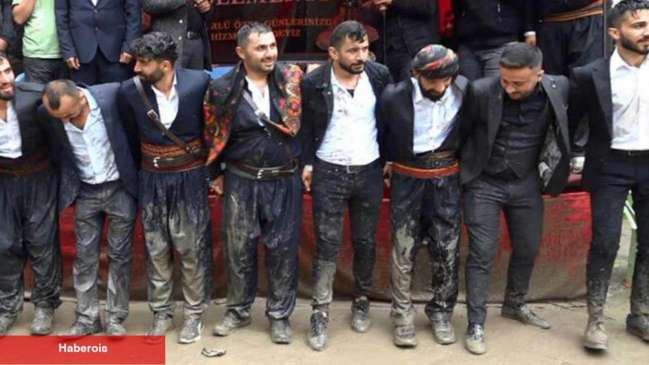 Hakkari'deki düğünde köylüler sağanak ve çamuru aldırmadan halay çekti!