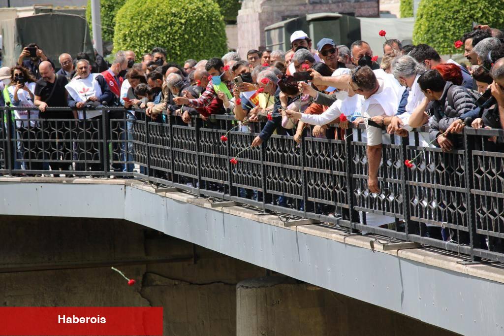 Hatay’da Anma: 1 Mayıs İçin Karanfiller Asi Nehrine Bırakıldı!