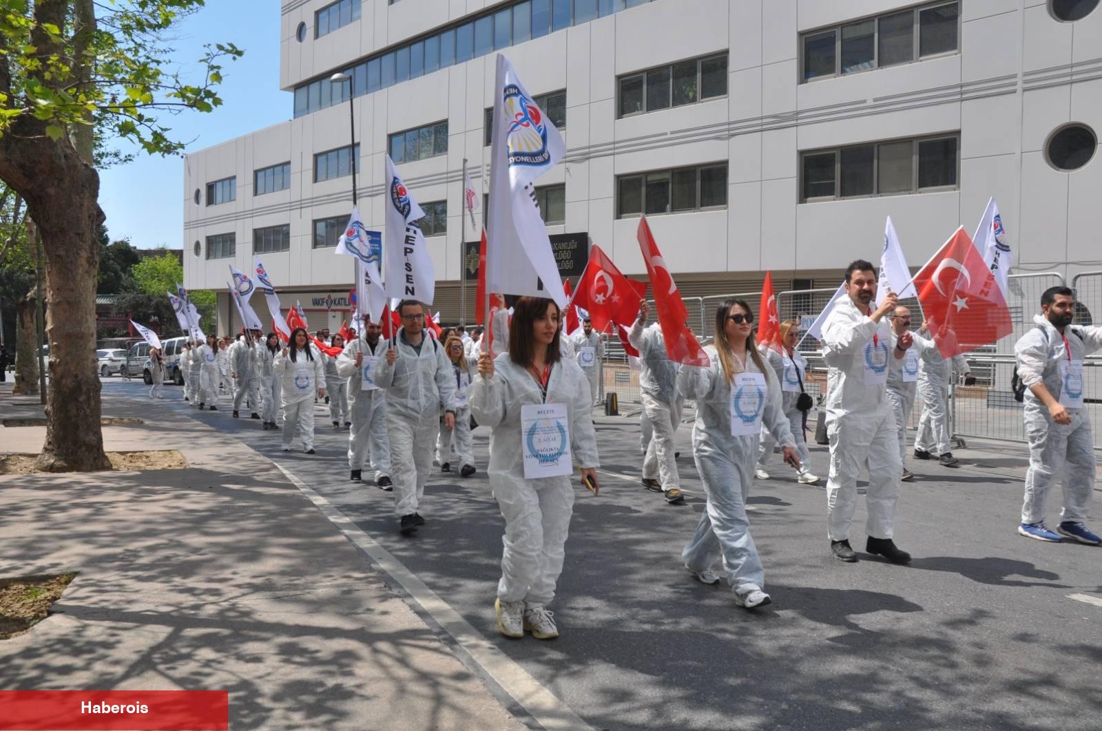 HEP-SEN 1 Mayıs’ta Taksim’de Reçete Açtı: Hastanın Adı Sağlık Sistemi!