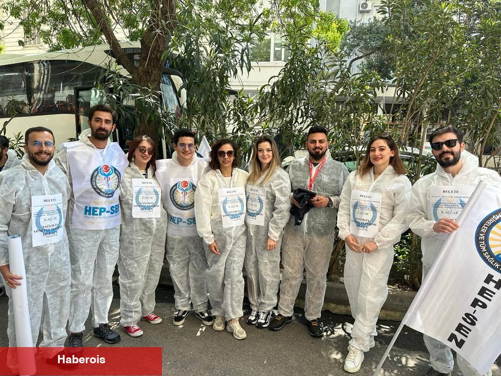 HEP-SEN 1 Mayıs’ta Taksim’de Reçete Açtı: Hastanın Adı Sağlık Sistemi!