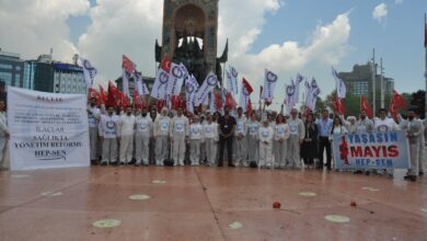 HEP-SEN 1 Mayıs’ta Taksim’de Reçete Açtı: Hastanın Adı Sağlık Sistemi!
