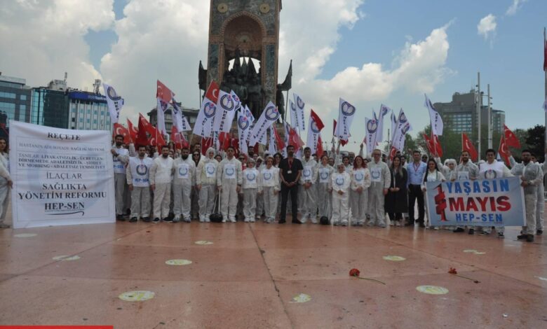 HEP-SEN 1 Mayıs’ta Taksim’de Reçete Açtı: Hastanın Adı Sağlık Sistemi! - Haberois HEP-SEN 1 Mayıs’ta Taksim’de Reçete Açtı: Hastanın Adı Sağlık Sistemi!