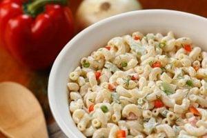 Mevsim sebzeleriyle buzz üzere Sebzeli Makarna Salatası
