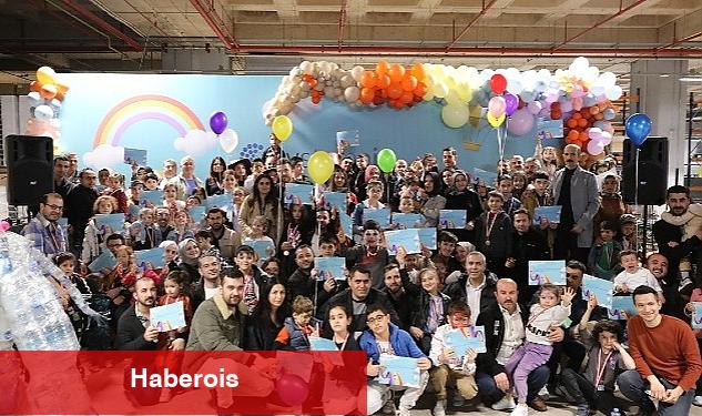 Minik sanatçılar dev bir ileri dönüşüm heykeli inşa etti - Haberois Minik sanatçılar dev bir ileri dönüşüm heykeli inşa etti