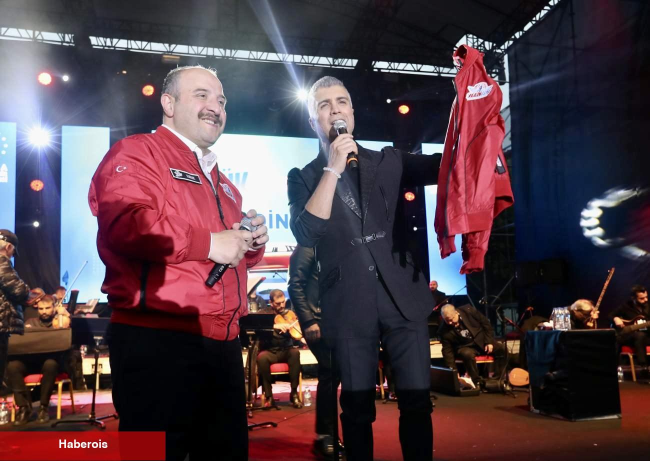 Özcan Deniz, TOGG'la sahneye çıktı! Bakan Varank co-pilotluk yaptı