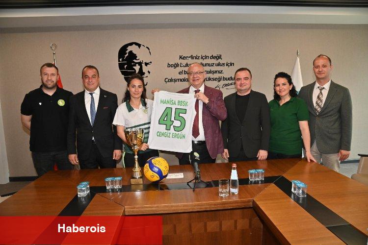 Şampiyon Manisalı voleybolculardan Başkan Ergün'e ziyaret