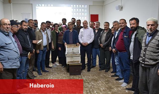 Selçuklu Belediyesi kırsal mahallelerde kalkınmanın ve hayvansal üretimin geliştirilmesi amacıyla pilot bölge olarak belirlenen Eğribayat Mahallesinde arı yetiştiriciliğine destek oluyor - Haberois Selçuklu Belediyesi kırsal mahallelerde kalkınmanın ve hayvansal üretimin geliştirilmesi amacıyla pilot bölge olarak belirlenen Eğribayat Mahallesinde arı yetiştiriciliğine destek oluyor