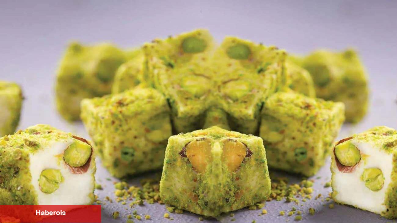 Sütle yapılan bu pratik tatlıya bayılacaksınız! Antep fıstıklı lokum puding nasıl yapılır?