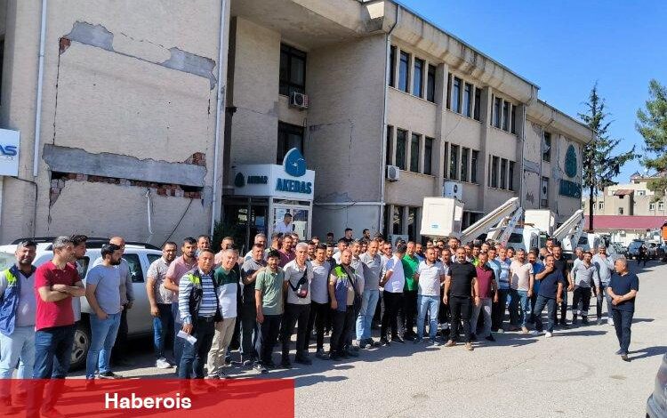 AKEDAŞ işçilerinin hakkını vermeyince işçiler kazan kaldırdı - Haberois AKEDAŞ işçilerinin hakkını vermeyince işçiler kazan kaldırdı