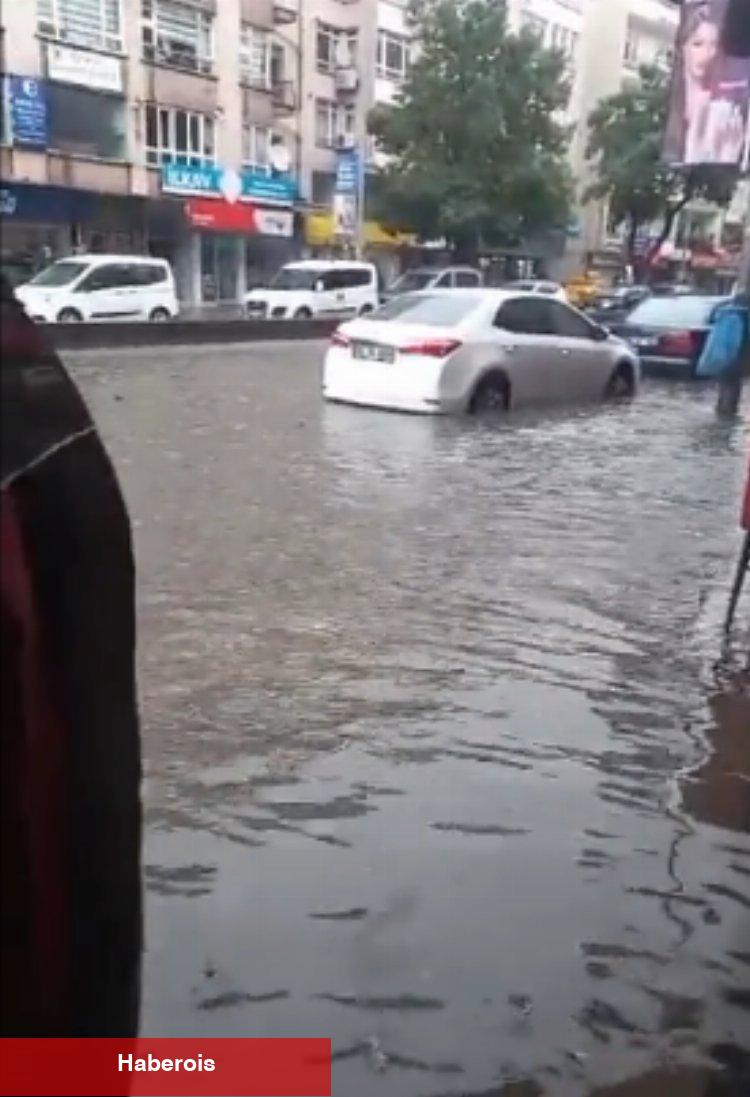 Ankara'yı sel aldı! Araçlar suya gömüldü!