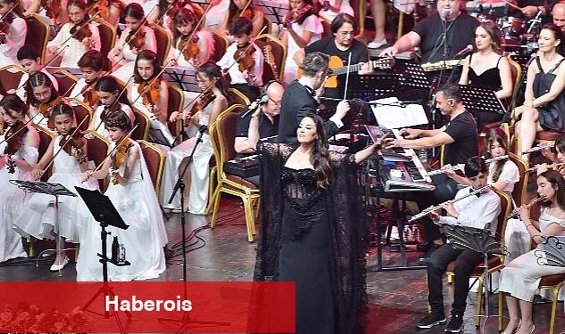 Aşkın Nur Yengi ve Bilfen Filormoni Orkestrası sahne aldı - Haberois Aşkın Nur Yengi ve Bilfen Filormoni Orkestrası sahne aldı
