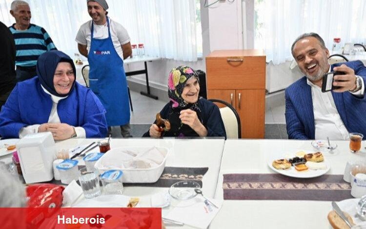 Bursa'da huzurevinde bayram neşesi - Haberois Bursa'da huzurevinde bayram neşesi