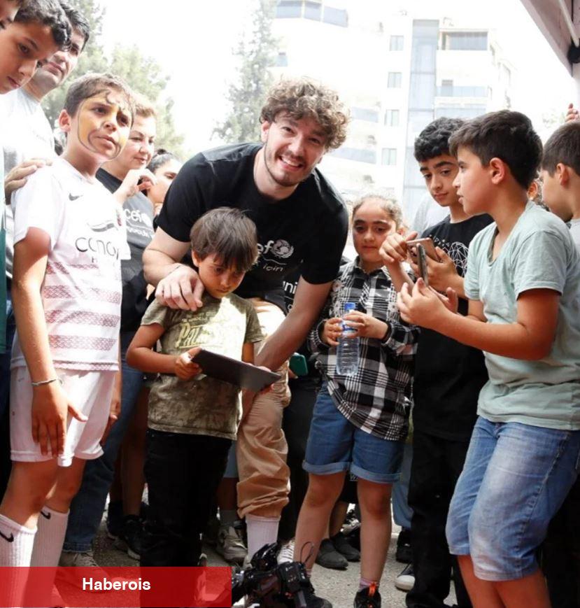 Cedi Osman depremzede çocuklarla buluştu! Okul bahçesindeki sönük topu görünce duygulandı