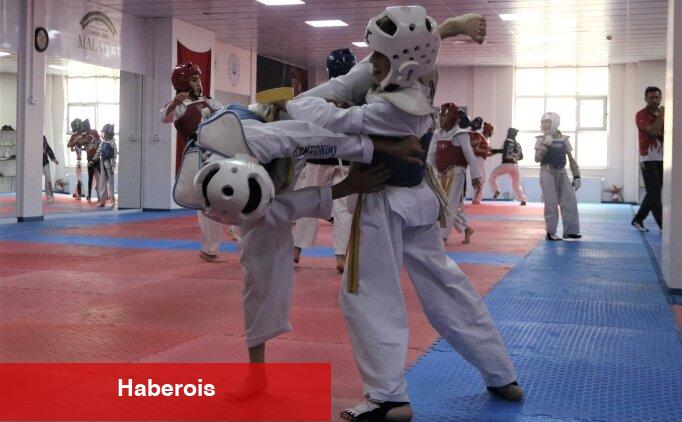 Depremzede tekvandocular, afetin izlerini sporla silmeye çalışıyor - Haberois Depremzede tekvandocular, afetin izlerini sporla silmeye çalışıyor
