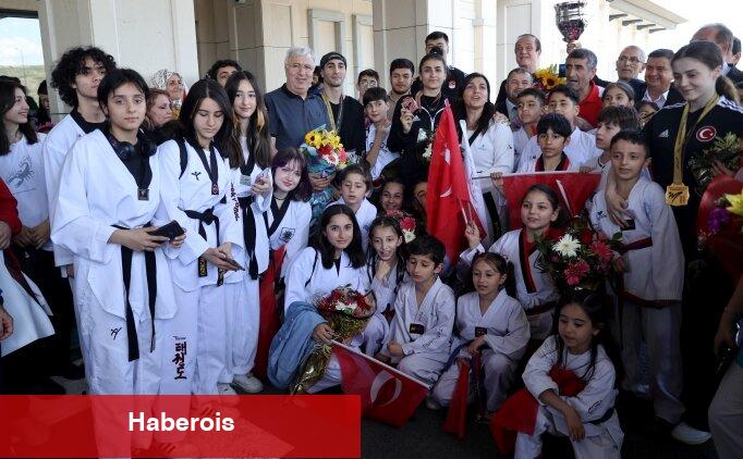 Dünya şampiyonu Tekvando Ulusal Kadrosu yurda döndü - Haberois Dünya şampiyonu Tekvando Ulusal Kadrosu yurda döndü