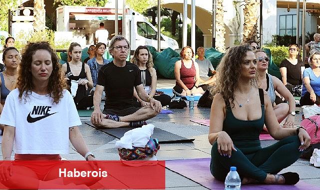 Karşıyaka'da en uzun güne yoga ile başladılar - Haberois Karşıyaka'da en uzun güne yoga ile başladılar