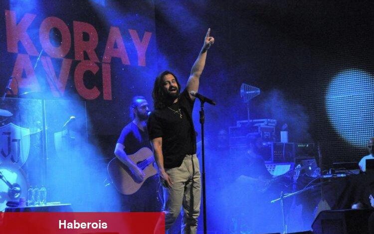 Koray Avcı Bursa'da sevenlerini mest etti - Haberois Koray Avcı Bursa'da sevenlerini mest etti