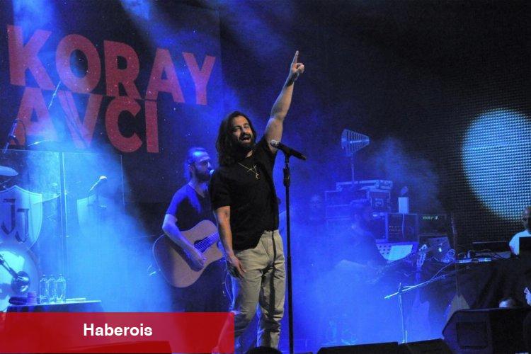 Koray Avcı Bursa'da sevenlerini mest etti