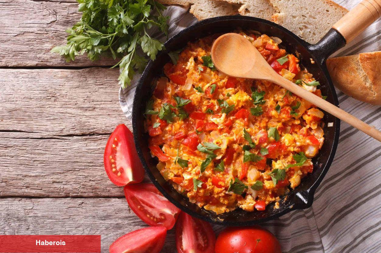 Kremalı menemen nasıl yapılır? Tavaya 2 kaşık konulduğunda lezzeti 10 kat artıyor